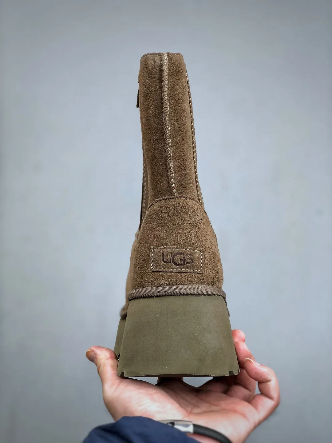 Local self-pickup💰700 supports store placement. The top version on the market UGG Fishman Thick-soled Pencil Boots. 5cm thick sole. Xiaohongshu’s hot model. Produced by a major foreign trade factory in Guangzhou. Toe box to insole are all made of genuine sheep fur. Independent outer box packaging. Chip. Waterproof technology. Differentiated from any version on the market. 5cm thick sole. Independent original development of outsole. Cashmere insole. Keep warm in winter. It is a very suitable choice for home use. In the new year, uug launches a style series. Partly catered to the preferences of young consumers, it has also moved to the forefront of fashion trends. Shoe body material: water-repellent coated suede upper, 17 mm UGGPURE™ implanted wool insole, lightweight non-slip and comfortable rubber outsole, with brand LOGO and trademark, with full packaging. Size: 35 36 37 38 39 40